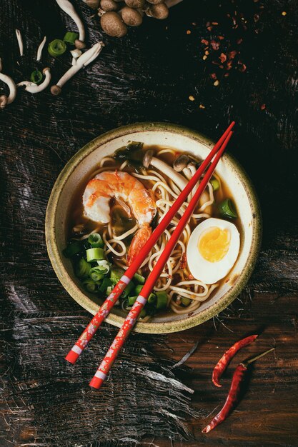 Foto ramen di minestra asiatica con gambero