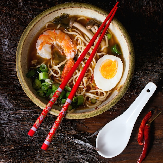 Ramen di minestra asiatica con gambero