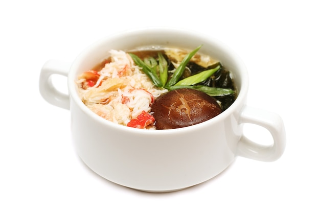 Азиатский суп с крабовым мясом и грибами