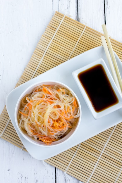 ガラス麺またはニンジンとファンチョザのアジア風スパイシーサラダ