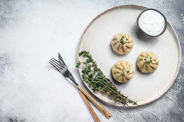 Gnocchi al vapore asiatici manti con carne macinata su un piatto