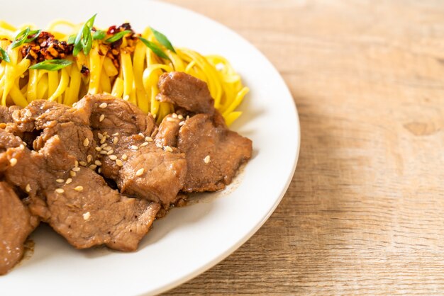 Photo asian stir-fried noodle with pork