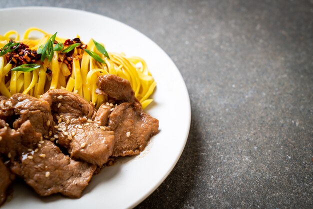 Tagliatella in padella asiatica con carne di maiale