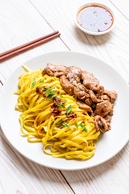 Tagliatella in padella asiatica con carne di maiale