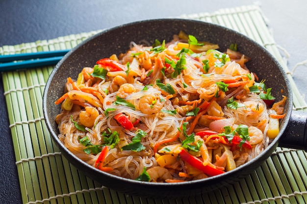 Photo asian stir fry bean threads with vegetables and shrimps tossed in cilantro leaves