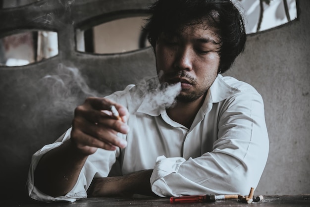 アジアのストレスの男性喫煙タイの人々タバコの日の概念はありません煙を吸うタバコからのDIE