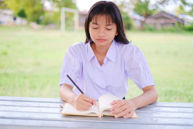 Studente asiatico studia fuori porta a scuola