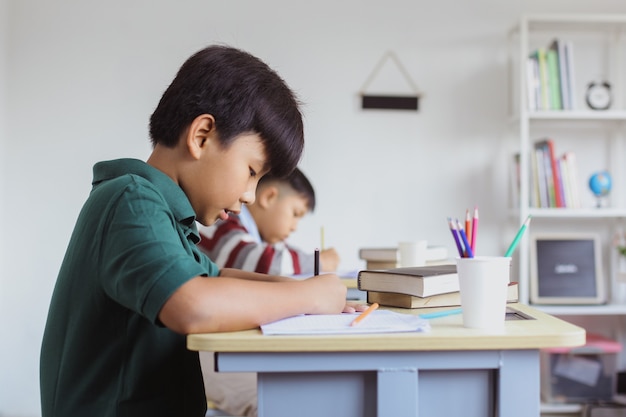 Studenti asiatici che fanno i compiti in classe