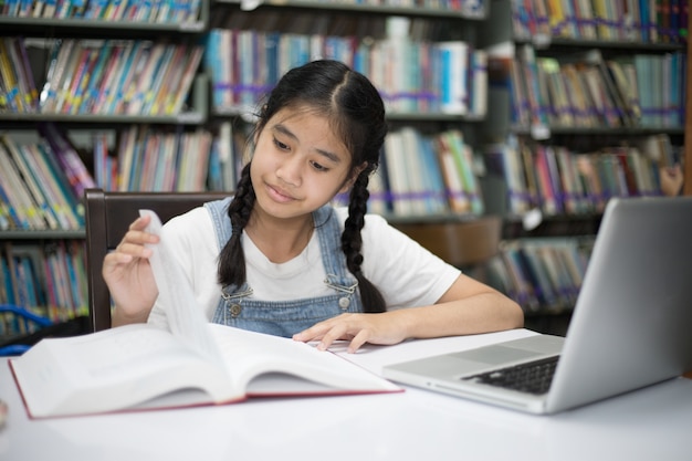 写真 アジアの学生は図書館で本を読む。