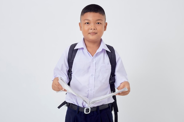 Foto studenti asiatici in uniforme isolati su sfondo bianco