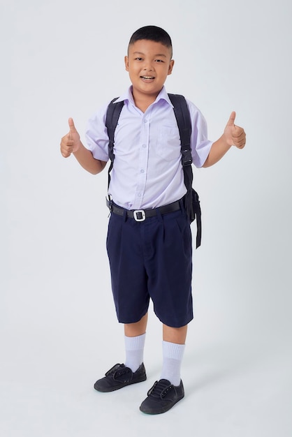 Foto studenti asiatici in uniforme isolati su sfondo bianco