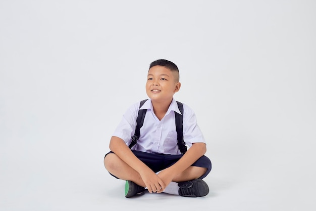 Foto studenti asiatici in uniforme isolati su sfondo bianco