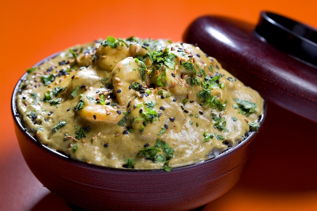 Foto gamberi asiatici in salsa di latte di cocco e curry