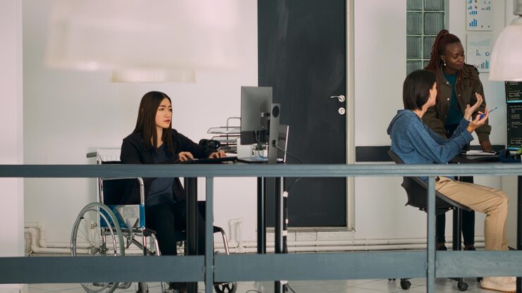 Photo 빅 데이터 언어를 사용하여 터미널 창에 손상 프로그래밍 앱 스크립트가 있는 아시아 시스템 엔지니어입니다. 클라우드 컴퓨팅 데이터베이스, 방화벽 보안과 함께 작업하는 휠체어 개발자.