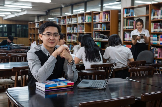 Insegnante asiatica che impartisce lezione a un gruppo di studenti universitari