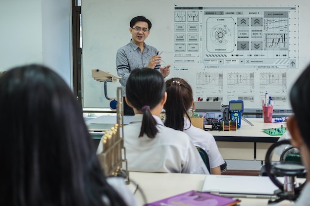 Photo asian teacher giving lesson the innovation digital screen backgroundon