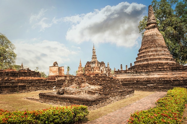 澄んだ空とアジアの寺院