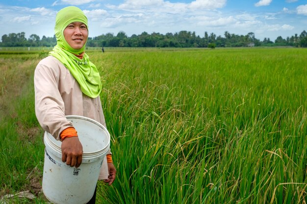 アジアのタイの農民、白を保持