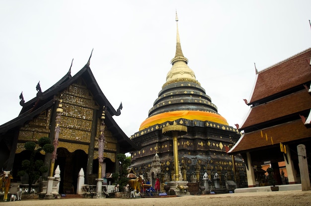 アジアのタイ人と外国人は、2017年7月18日にタイのランパンにあるワットプラタートランパンルアン仏教寺院で祈りと散歩を尊重します