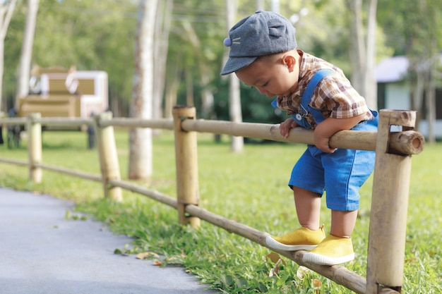 庭で遊んでいるアジアの幼児少年