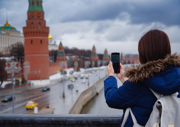 Азиатский турист в отпуске в зимней Москве