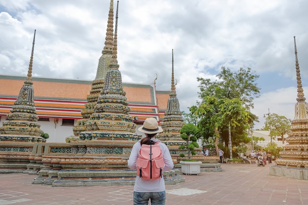Viaggiatore asiatico che osserva al pagoda a wat pho, bangkok, tailandia