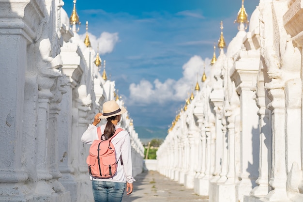 白い塔を探しているアジアの旅行者