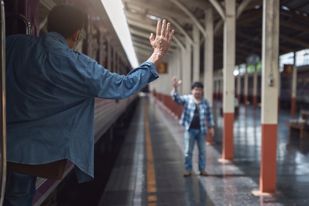 列車に乗っているアジアの旅行者男