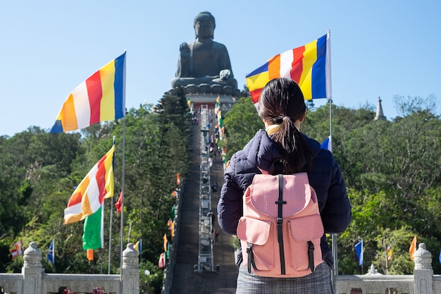 Ngong Ping Lantau Island에 위치한 Tian Tan Big Buddha를 방문한 아시아 여행자