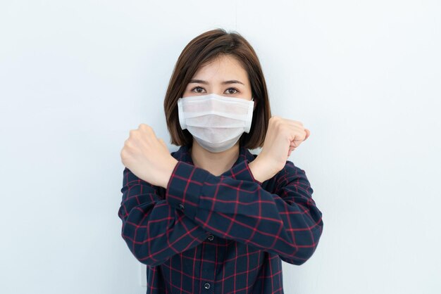 コロナウイルスを保護するためのアジアの旅行者の女性の着用マスクフェイスマスクを着用しているタイの女性呼吸器保護およびフィルターpm25粒子状物質