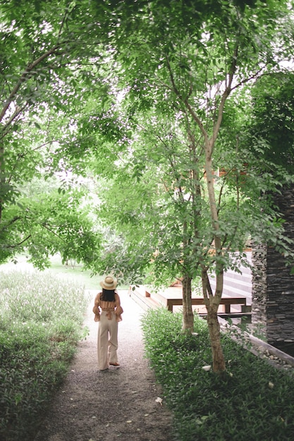 아시아 여행 여행은 여름 휴가에 행복합니다. 백그라운드에서 관광 여행자 여행 관광 개념 오염되지 않은 최소한의 자연을 바라보는 여행자 여성