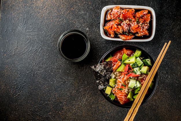 Foto cibo asiatico alla moda, sushi poke bowl