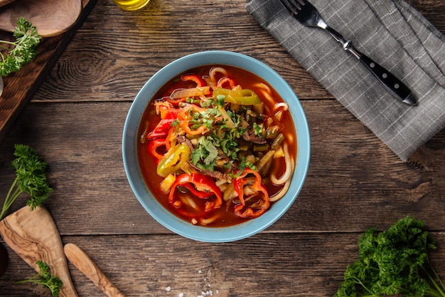 Foto piatto di cucina uigura asiatica, tagliatelle di suiru lagman