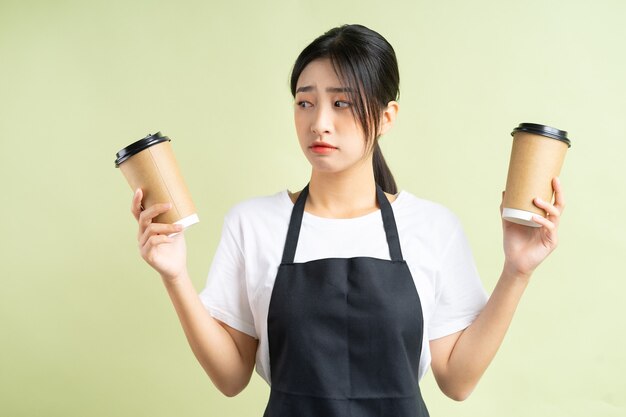 커피 두 잔을 들고 아시아 웨이트리스