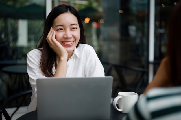 写真 ラップトップに取り組んでいるカフェでアジアの女性