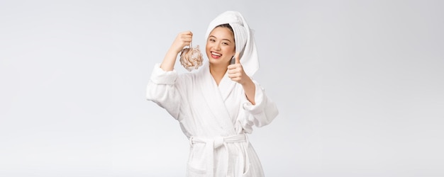 Donna asiatica che è soddisfatta del concetto dello studio della doccia