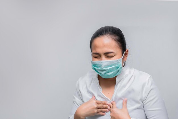 태국의 아시아 여성 사업보호 의료 마스크 covid19 또는 감염된 사람으로부터 코로나바이러스를 입은 소녀코로나가 보호 세계와 사람들을 위해 바이러스 경고를 중지합니다.