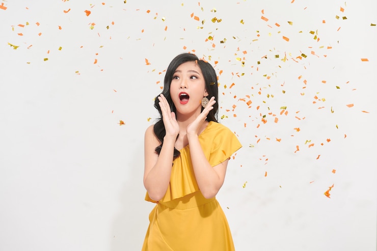 Photo 亞洲女人用多彩的糖果慶祝
