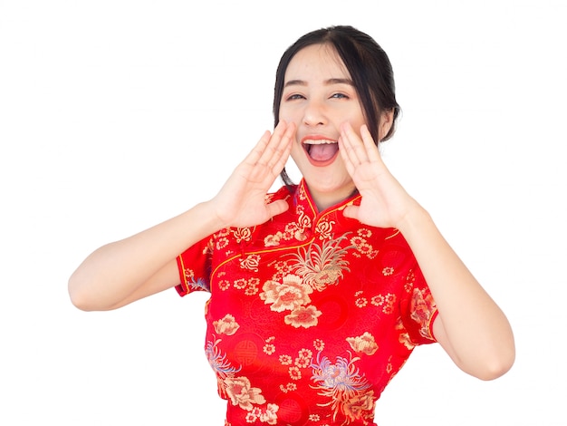 La donna asiatica in cinese veste l'isolato tradizionale del cheongsam su fondo bianco. concetto cinese di nuovo anno.