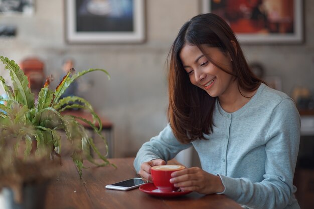 コーヒーショップカフェのアジア人女性