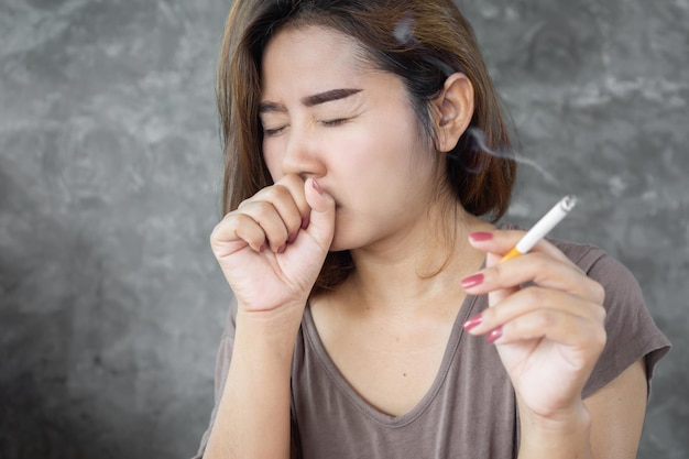 사진 담배 를 피우는 것 으로 인한 아시아인 여성 의 기침
