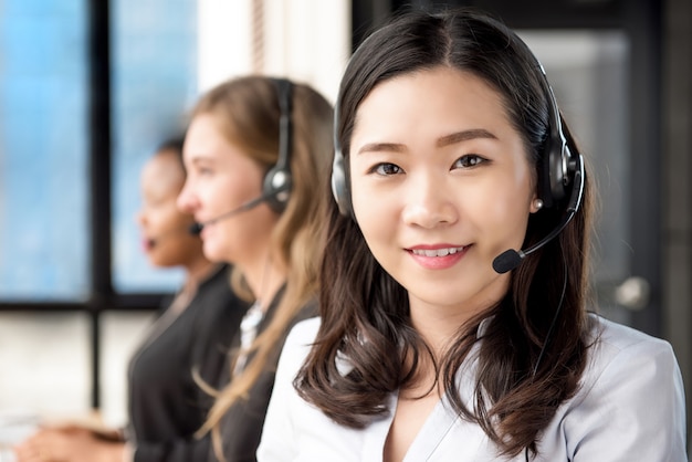 Agente di servizio di assistenza al cliente asiatico della donna che lavora nella call center