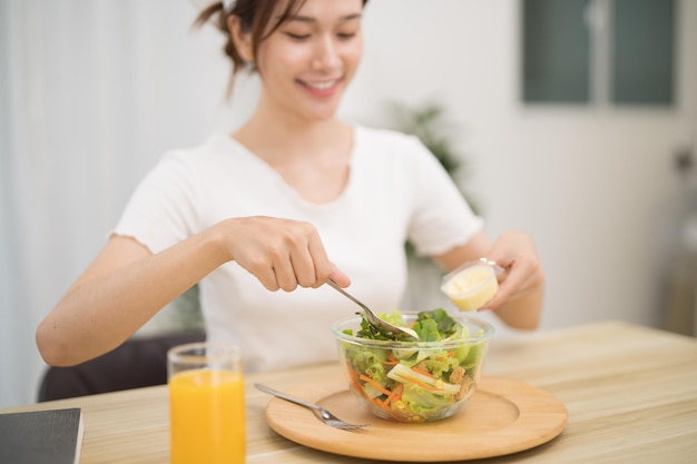 Photo asian woman dieting weight loss eating fresh fresh homemade salad healthy eating concept