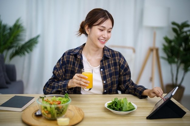 Азиатка сидит на диете Потеря веса ест свежий свежий домашний салат концепция здорового питания