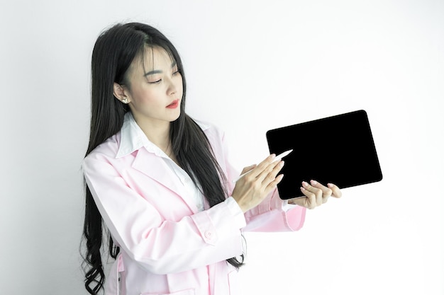 아시아 여성 의사 손을 잡고 흰색 배경에 복사 공간을 가리키고 제시하는 태블릿 가제트를 들고 분홍색 코트를 입은 아시아 여성 의사 디지털 태블릿 의료 및 의료
