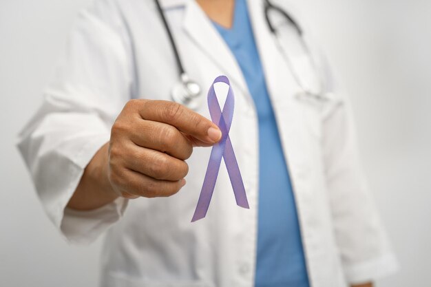 Фото Азиатская врач с фиолетовой лентой знак болезни альцгеймера день рак поджелудочной железы эпилепсия волчанка
