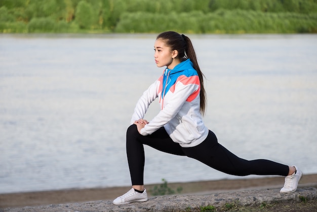 屋外の朝の運動をしているアジアの女性