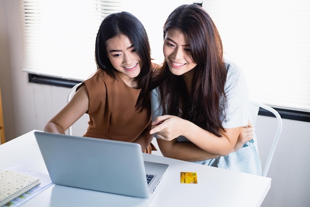 Photo asian woman doing online shopping with a credit card