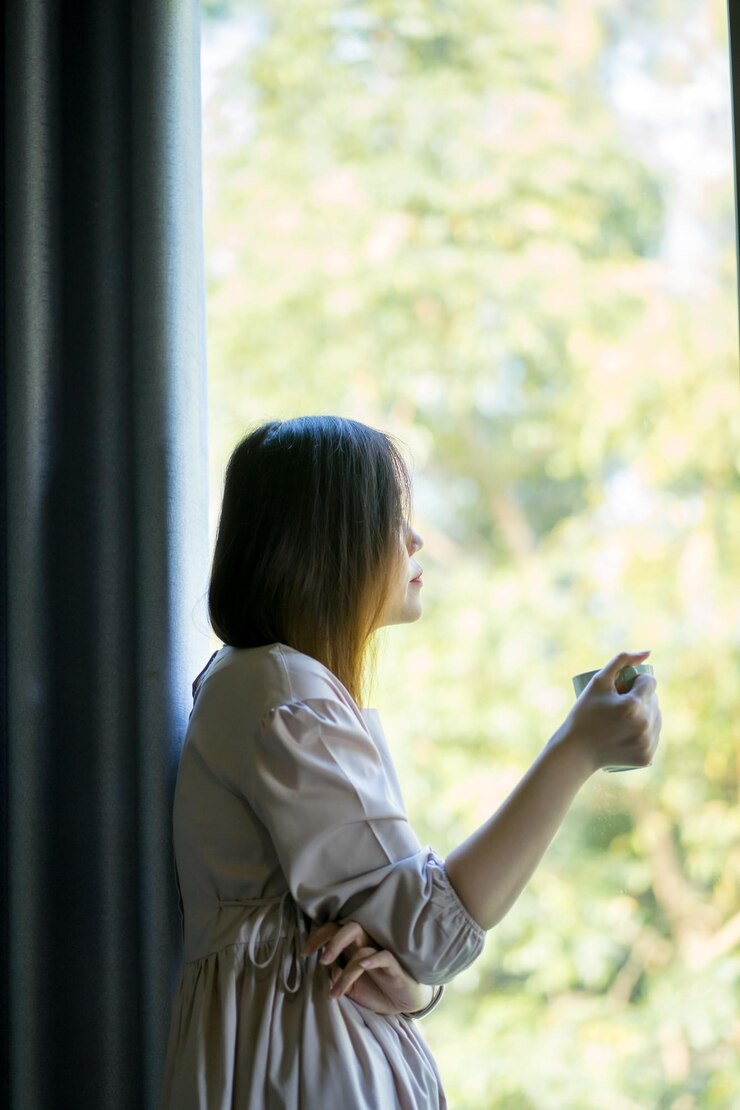 Photo アジア人女性は ⁇ 仕事中にコーヒーを飲み ⁇ 家でリラックスします ⁇ 