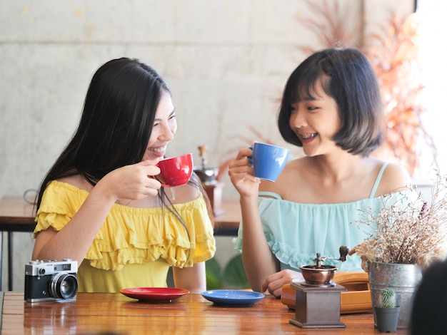 アジアの女性、コーヒーを飲み、コーヒーショップカフェでリラックス